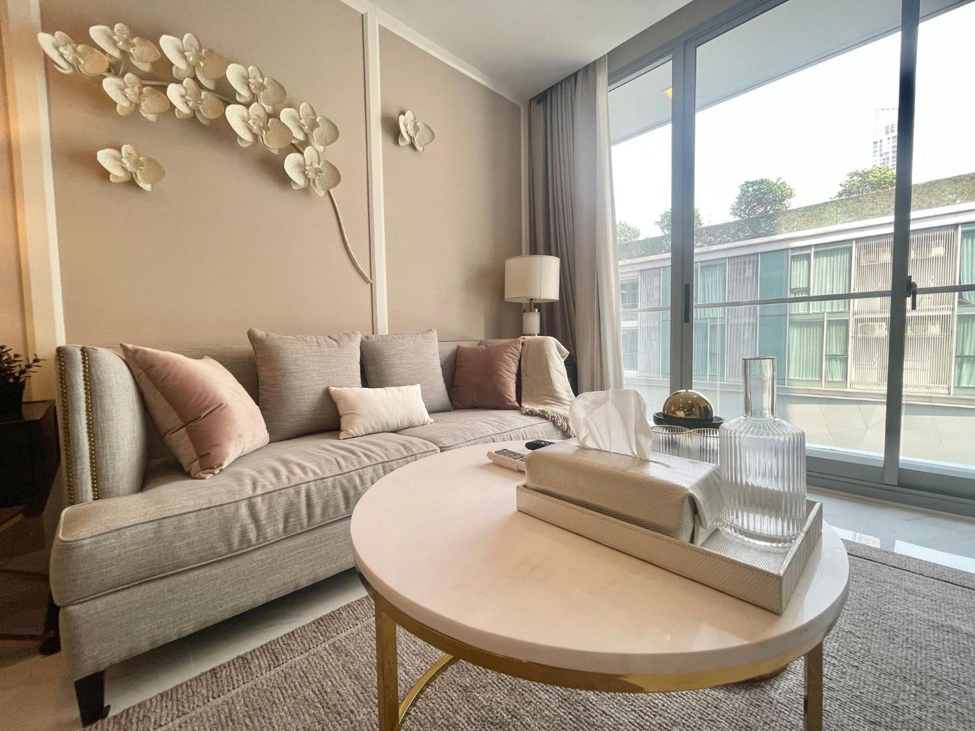 Luxury Modern Location Nana Asoke 65sqm 2 Bed 2 Bathroom Sleeps 4
