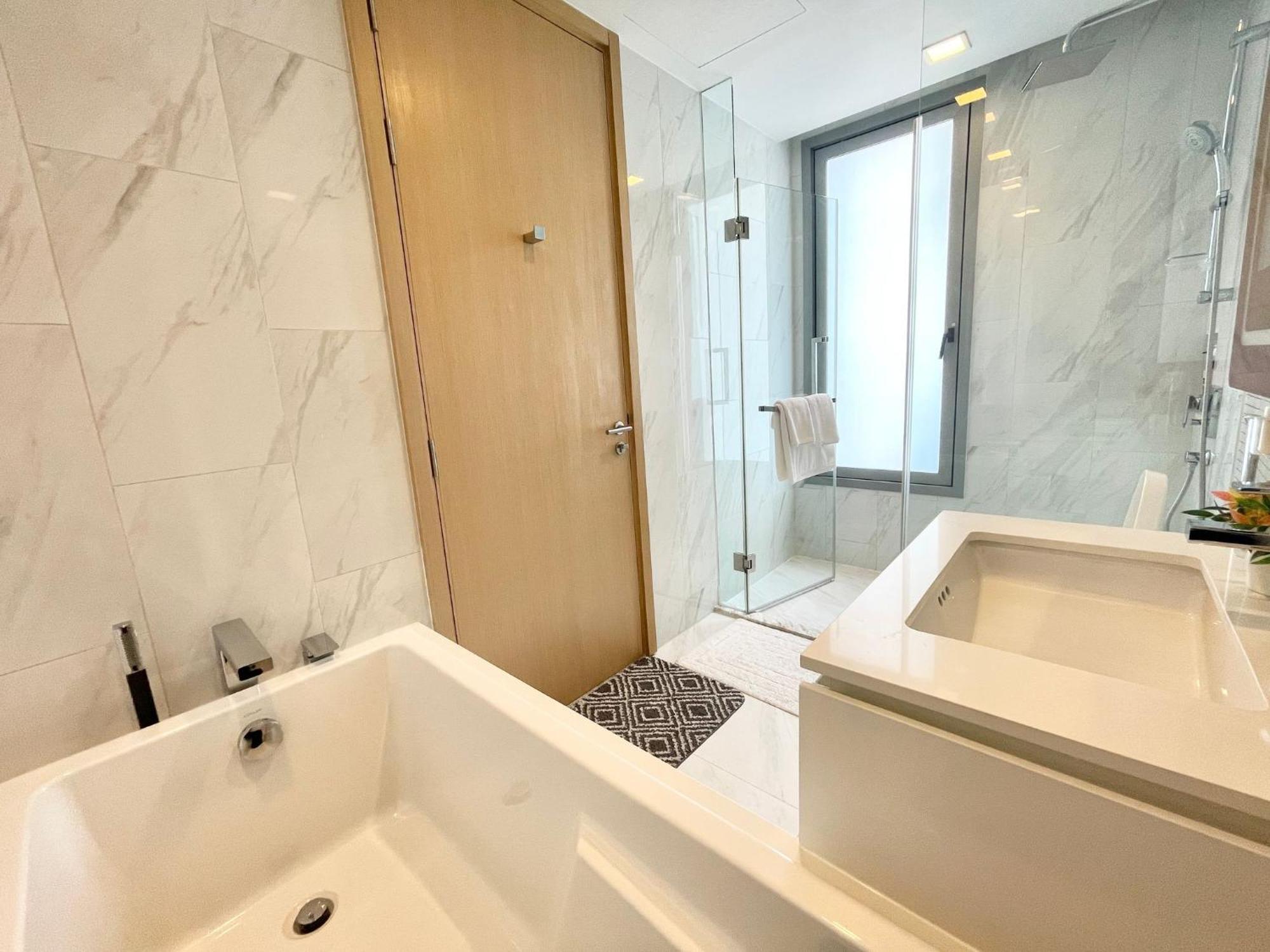 Luxury Modern Location Nana Asoke 65sqm 2 Bed 2 Bathroom Sleeps 4 *