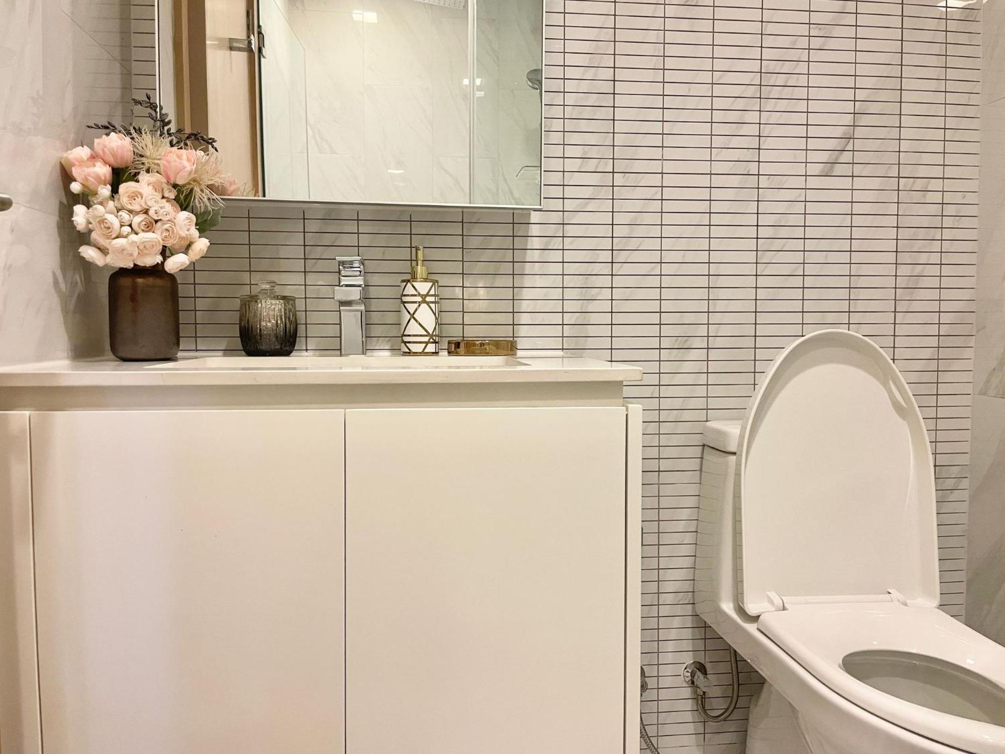 Luxury Modern Location Nana Asoke 65sqm 2 Bed 2 Bathroom Sleeps 4 Apartment *