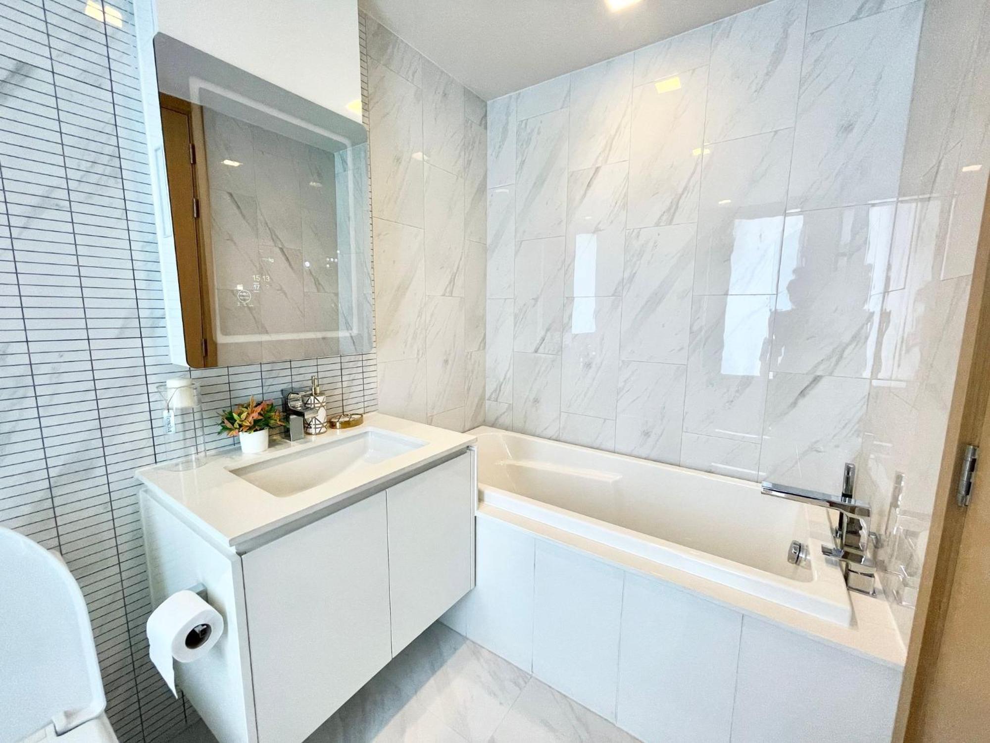 Apartment Luxury Modern Location Nana Asoke 65sqm 2 Bed 2 Bathroom Sleeps 4 Bangkok
